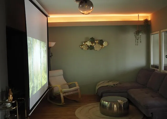 Spacious Bohemian Near Castle Schoenbrunn アパート