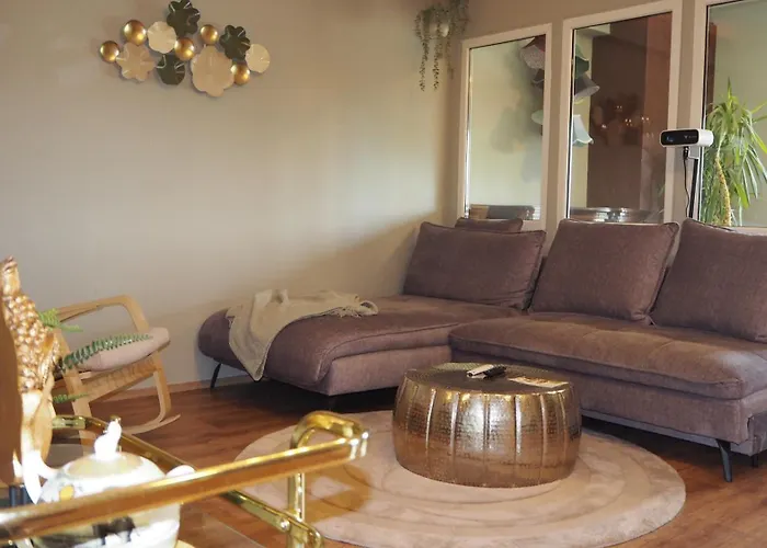 Spacious Bohemian Near Castle Schoenbrunn アパート