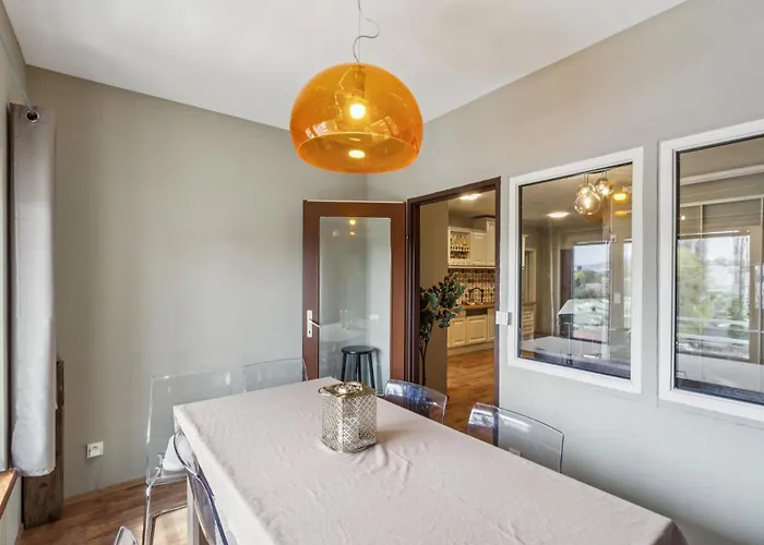 Spacious Bohemian Near Castle Schoenbrunn アパート *